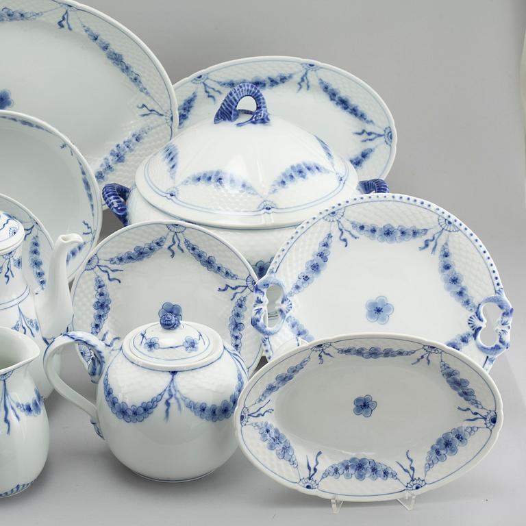 MATSERVISDELAR , porslin, 109 delar, "Empire", Bing & Gröndahl, Danmark.