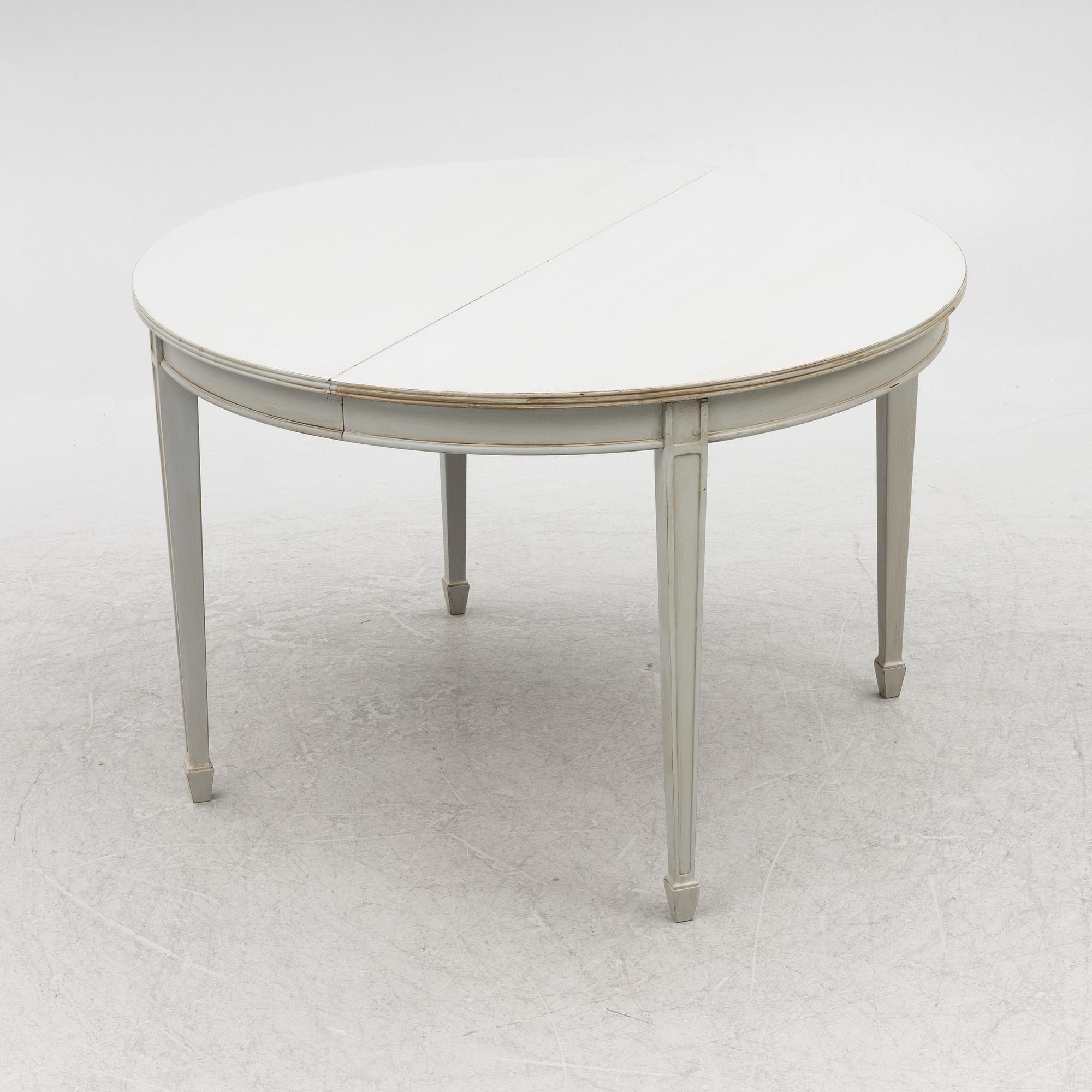 A dining table, first half of the 20th century.