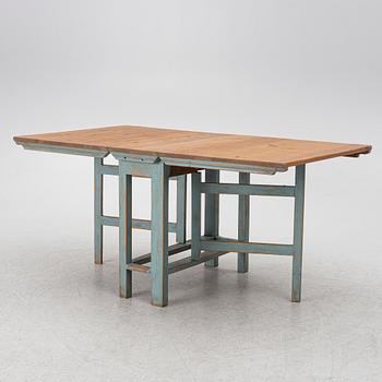 A drop-leaf table, 19th century.