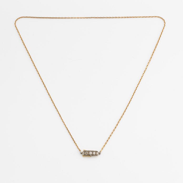 Hängsmycke, guld med gammalslipade och rosenslipade diamanter.