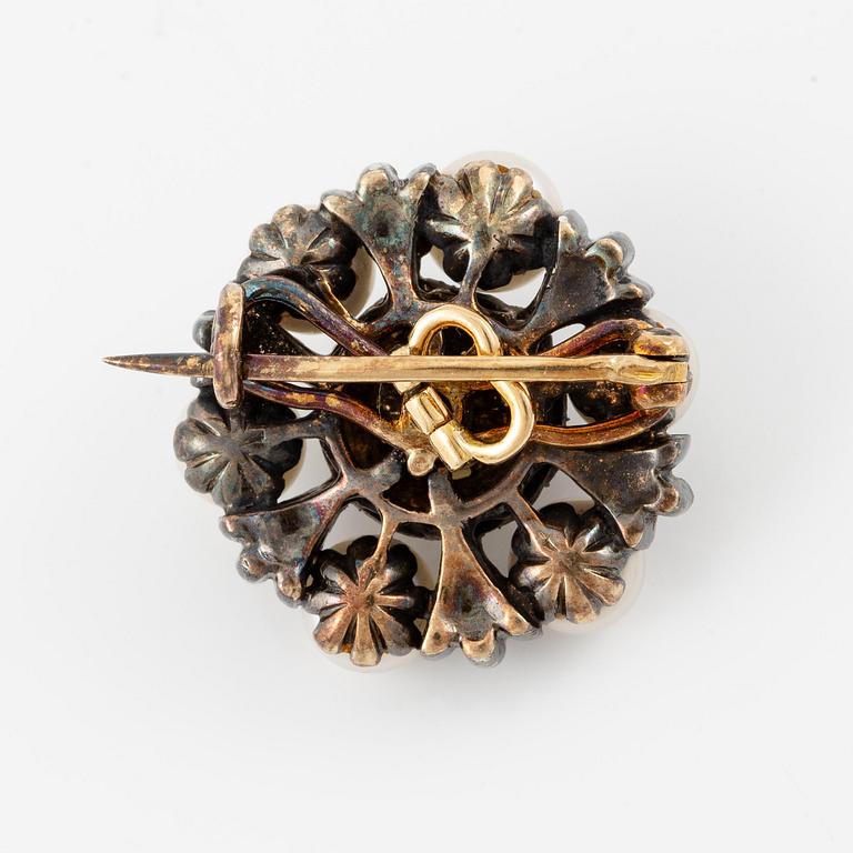 A brooch in 18K gold and silver with pearls and rose-cut diamonds.