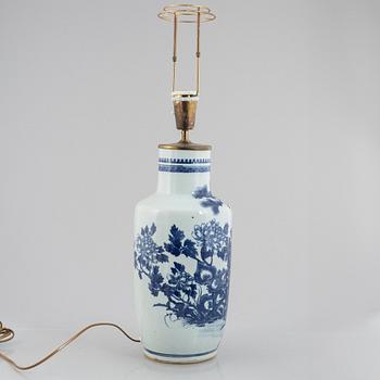 Vas, omarbetad till bordslampa, porslin, Kina, Qingdynastin, 1800-tal.