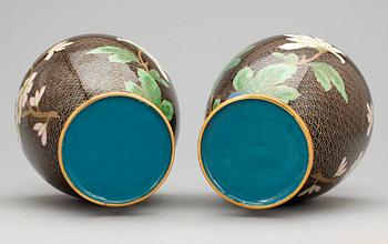 VASER, ett par, cloisonne, Kina 1900-tal.