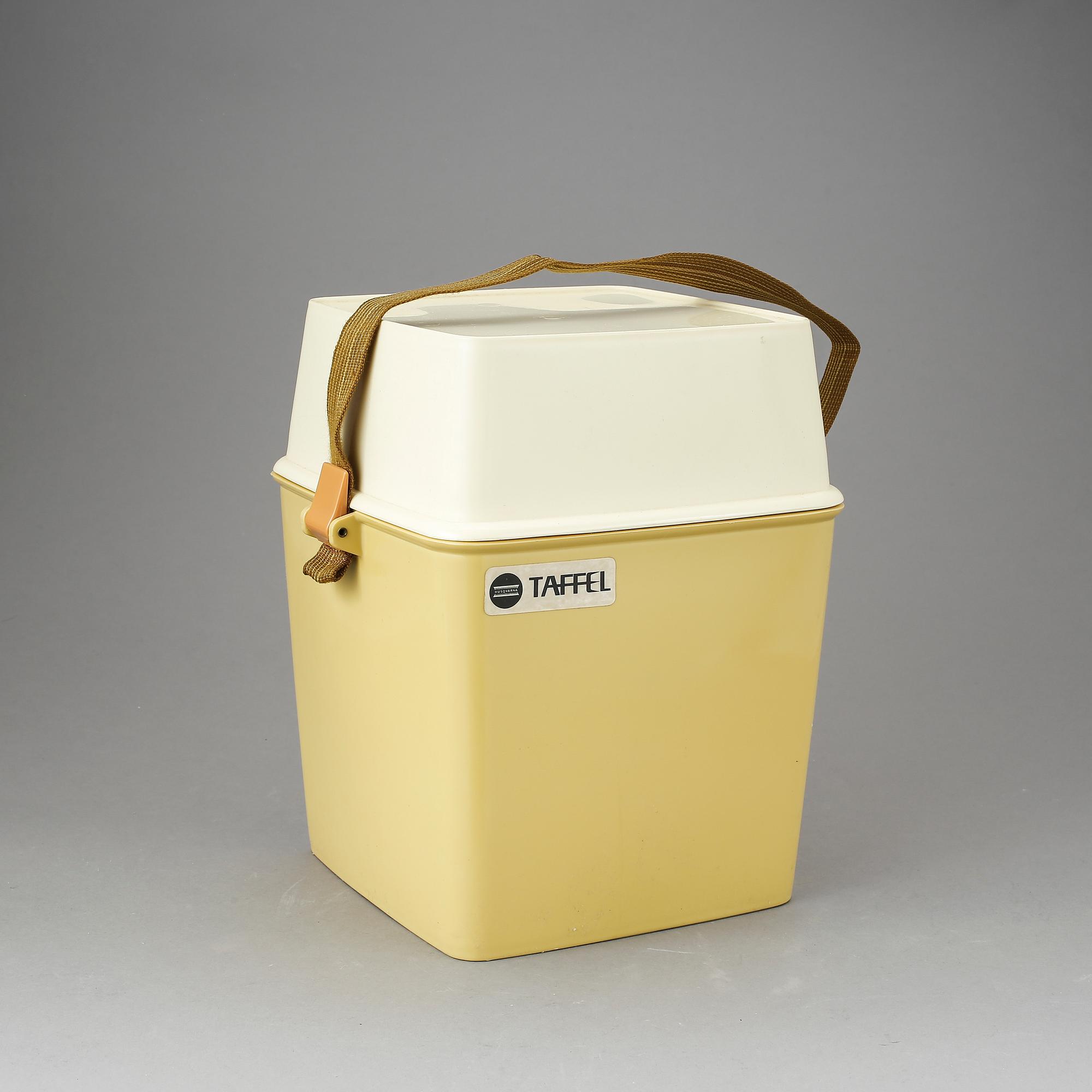 PICKNICKSET, plast, "Taffel Frilufts-servis", design Sigvard Bernadotte 1959, Huqvarna.