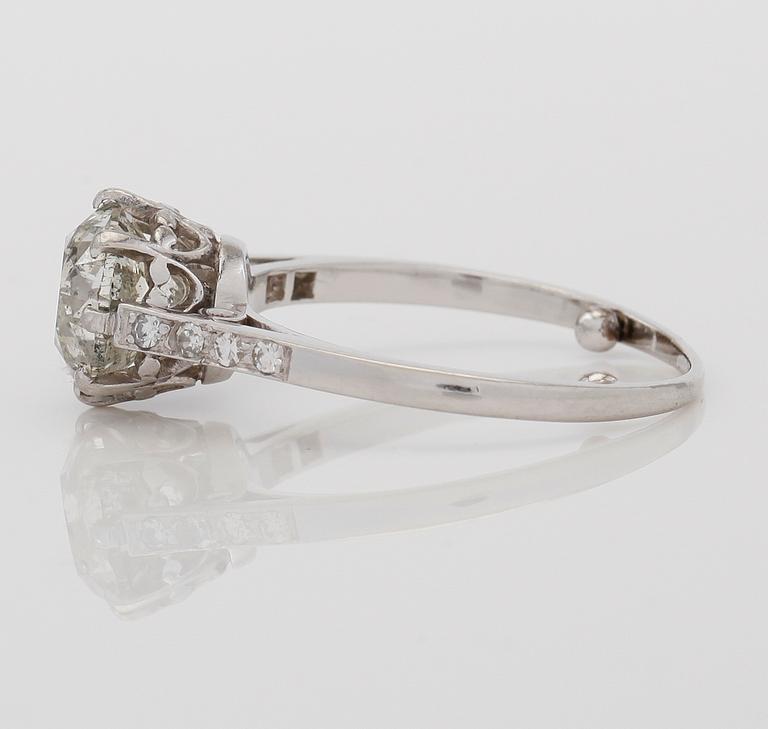RING, 18K vitguld och solitär briljantslipad diamant ca 2.04 ct, samt mindre diamanter tot ca 0.06 ct.
