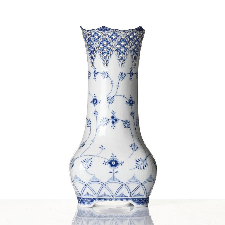 Vas, porslin. Royal Copenhagen, "Musselmalet helblond", Danmark, 1898-1923.