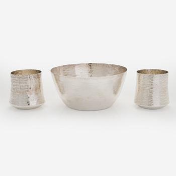 Tapio Wirkkala, malja ja pikareita 2 kpl, sterlinghopeaa, Kultakeskus Hämeenlinna, 1970, 1974 ja 1979.