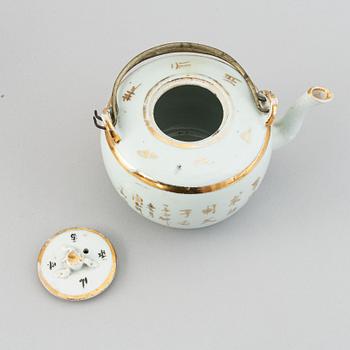 A Chinese tea pot with cover and a jar with cover, China, early 20th Century.