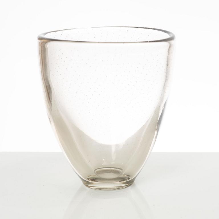 Gunnel Nyman, a glass vase, Nuutajärvi, Notsjö, Finland, 1947.