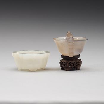 A small nephrite bowl and an agate cup, late Qing dynasty (1644-1912).