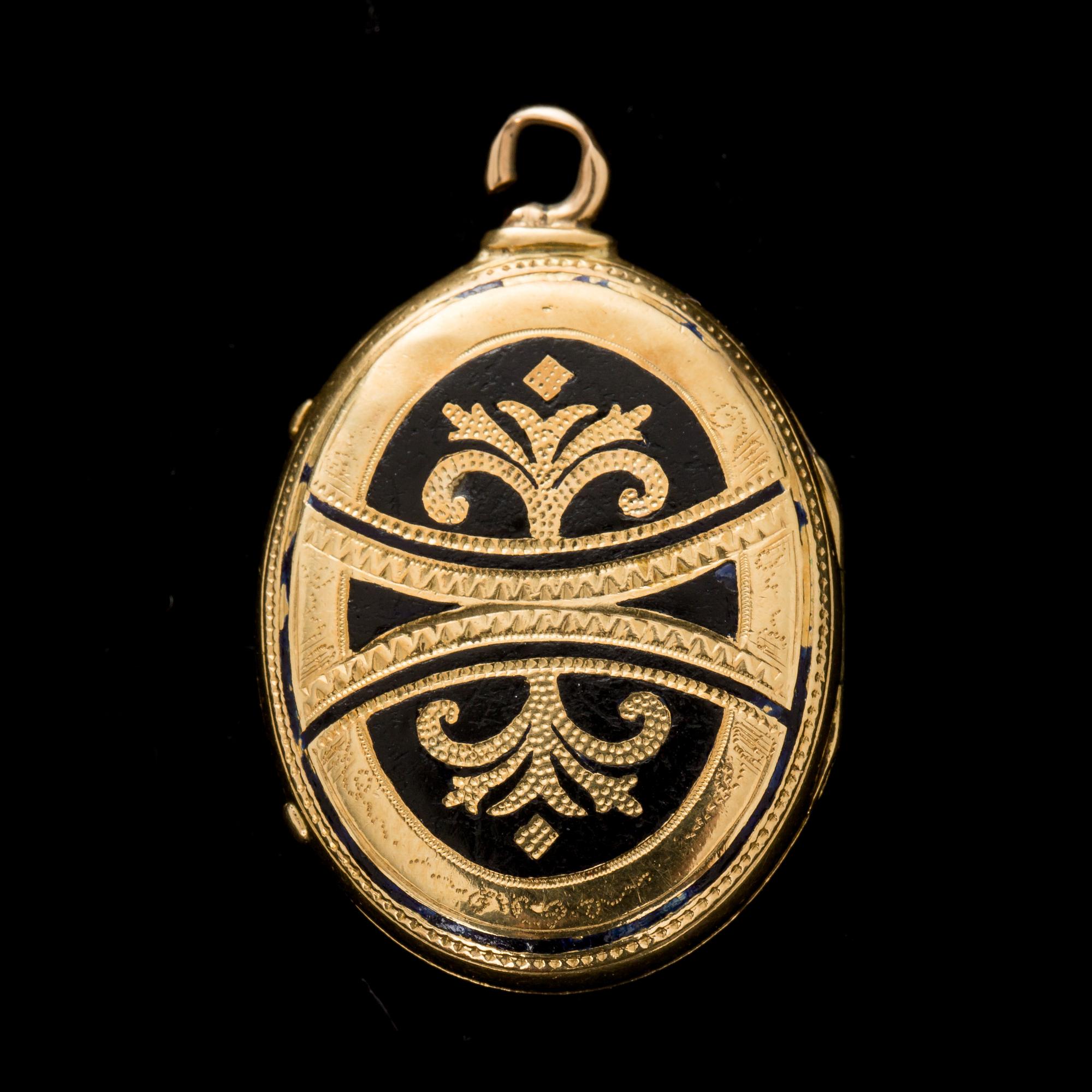 BERLOCK, guld med svart emalj fasettslipade diamanter. Vikt totalt ca 4 gram. 1800/1900-tal.