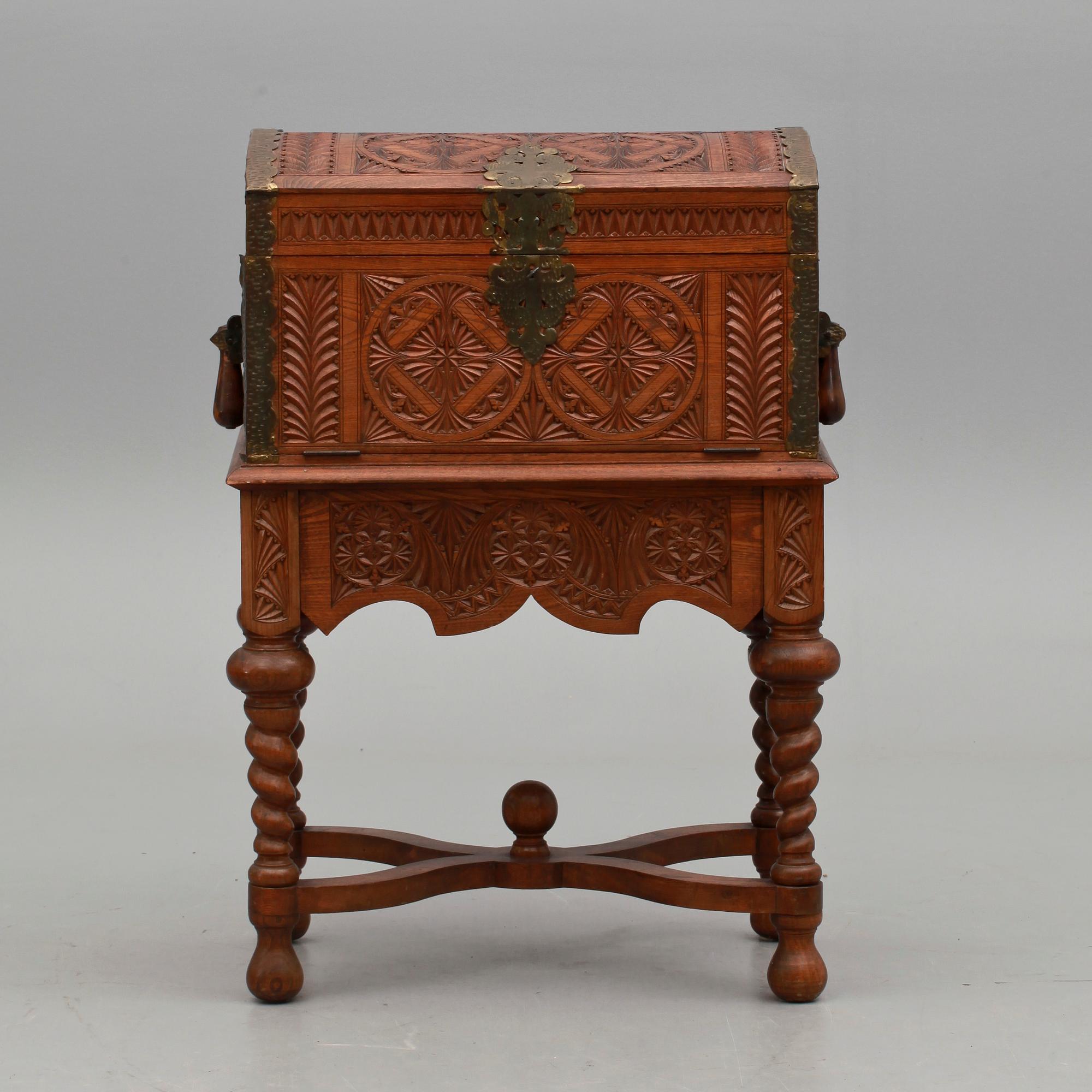 BESTICKSSCHATULL PÅ BENSTÄLLNING, barockstil, 1900-tal.