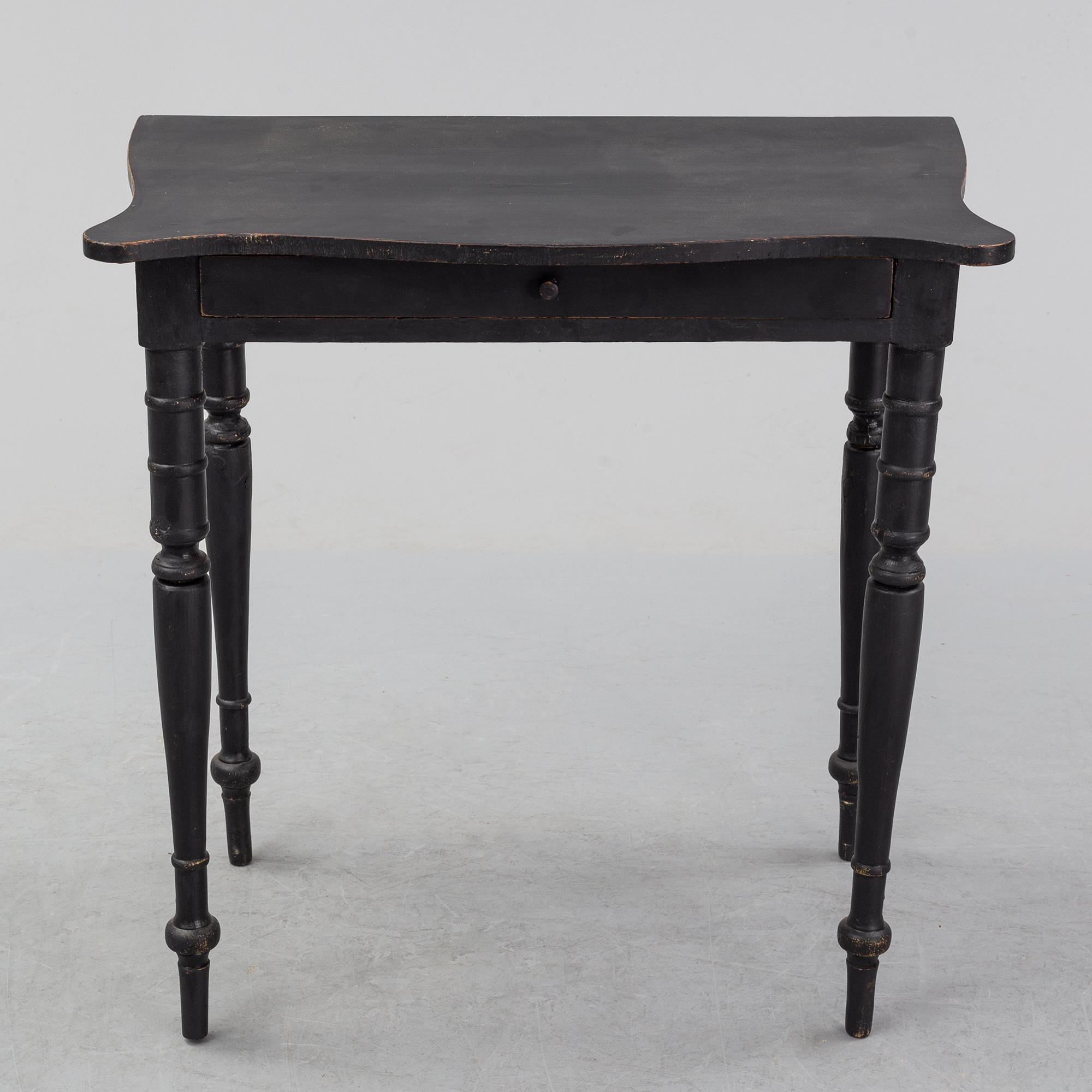 A painted pine table, second half of the 20th Century.