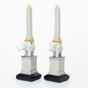 Lladró, figuriner, ett par, "Pulcini obelisk (golden white left)" samt "Pulcini obelisk (golden white right)", Spanien.