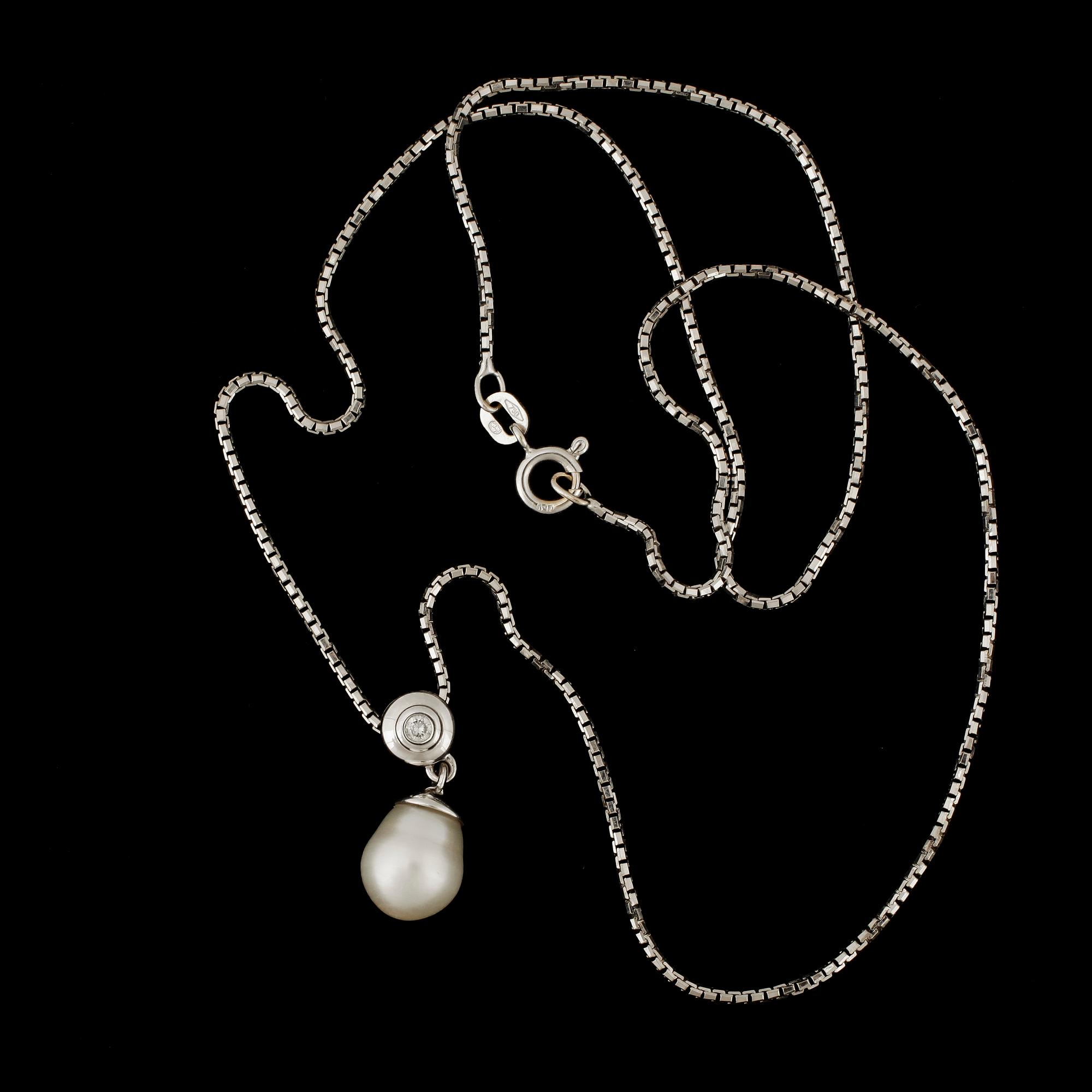 KEDJA MED HÄNGE, vitguld 18K, diamant och pärla. Bla Balestra. Tot ca 7 gram.