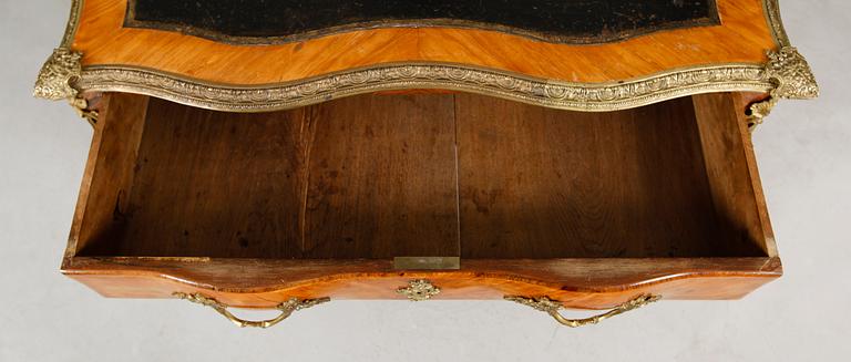 DAMSKRIVBORD, rokokostil, 1800-talets andra hälft.