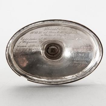 SOCKERSKÅL på FOT, silver, 1796, troligen Anders Risén, Göteborg. Vikt 600 gram.