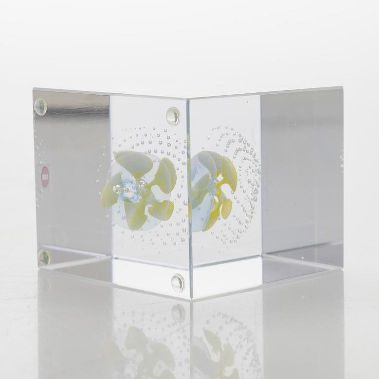 Oiva Toikka, an annual glass cube 2000, signed Oiva Toikka Nuutajärvi 2000, 963/2000.