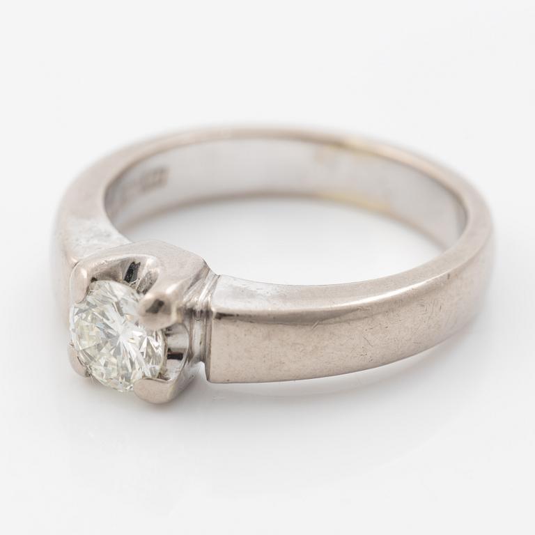 Ring, 18K white gold, with a brilliant-cut diamond of 0.56 ct according to engraving.