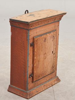 HÄNGSKÅP, allmoge. 1800-talets andra hälft.