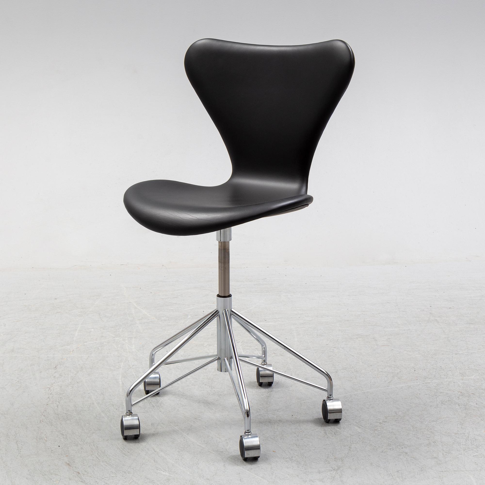 ARNE JACOBSEN, a series 7 'Sjuan' swivel chair, Fritz Hansen, 2018.