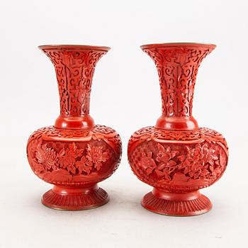 A pair of Chinese vases, second half of the 20th century.