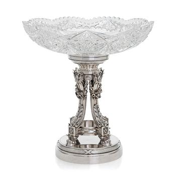 K. Fabergé, jalallinen koristemalja, hopea, hiottu lasi. Hovihankkijaleima ja ristattu inventaarionumero 21405.