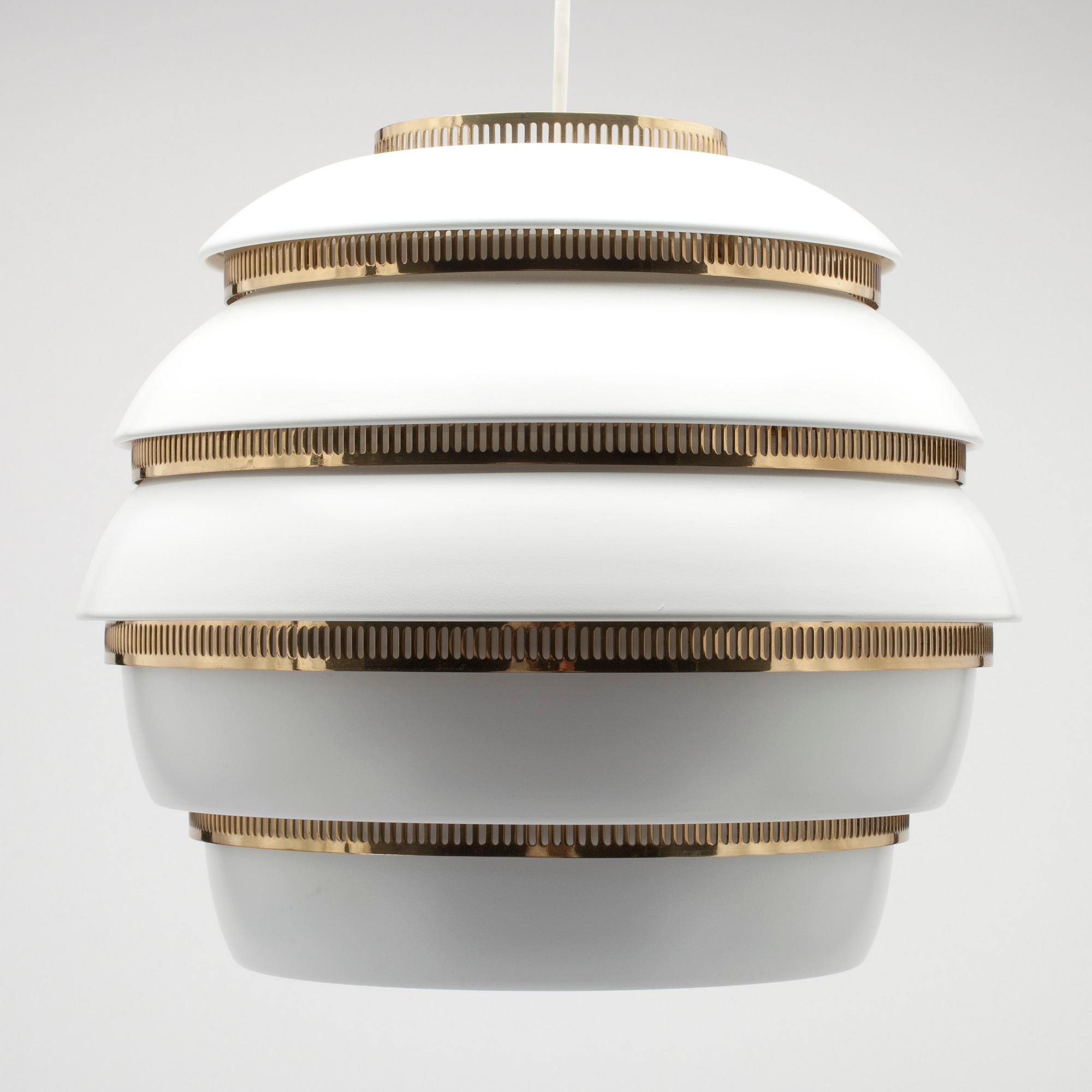 TAKLAMPA, A331 "Bikupa". Målad plåt och mässing, Alvar Aalto, Artek. 1900-talets senare hälft.