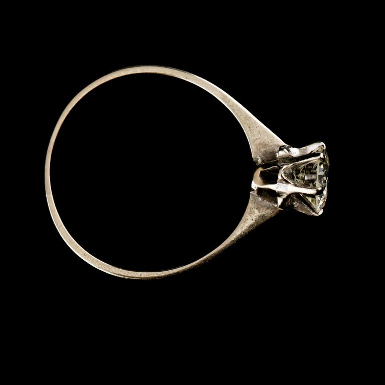 RING, 18k vitguld med briljantslipad diamant, 0.86 ct enligt gravyr, importstämplad, 1900-talets andra hälft. Vikt 2 g.