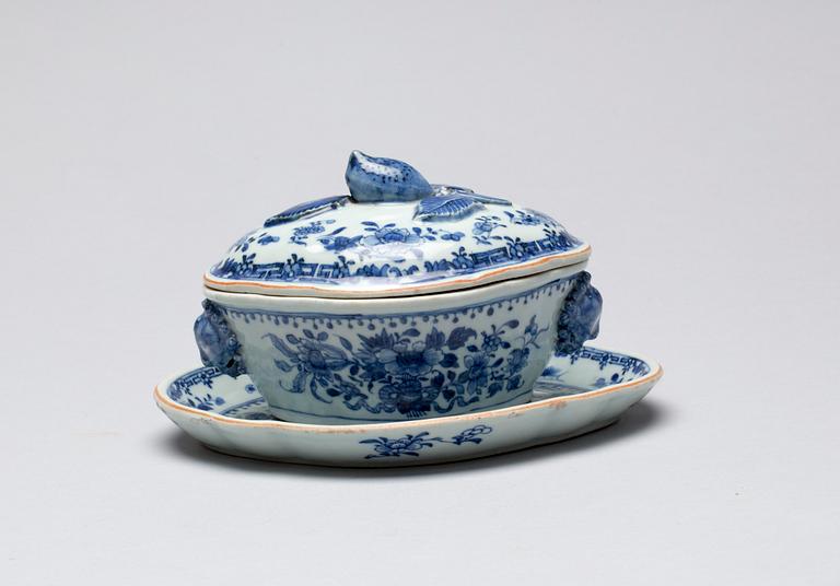 SMÖRTERRIN MED FAT, porslin, Kina, Qingdynastin, Qianlong (1736-1795).