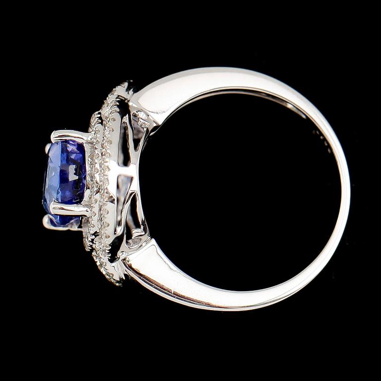 RING, 18 k vitguld, tanzanit ca 3.60 ct, briljantslipade diamanter tot ca 0.31 ct.
