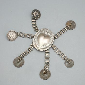 PARTI HÄSTATTIRALJER, 3 delar, mässing och metall, sannolikt Sydamerika, 1800-/1900-tal.