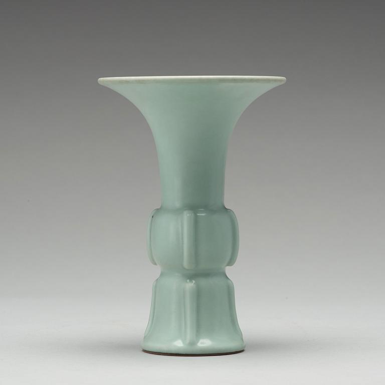 VAS, porslin. Kina, 1900-tal, troligen Republik med Qianlongsmärke.