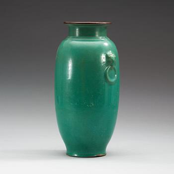 A green ge-glazed vase, Qing dynasty (1664-1912).