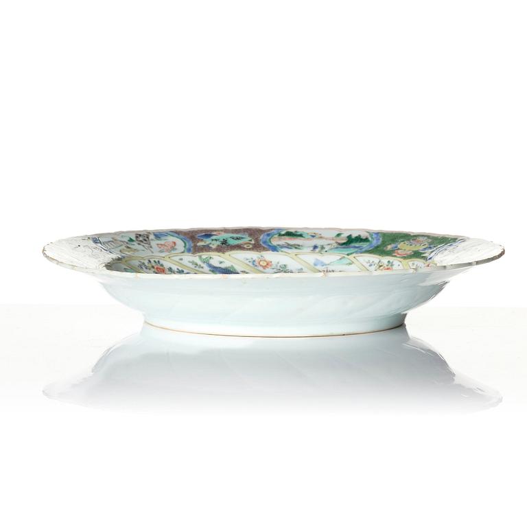 A large famille verte dish, Qing dynasty, Kangxi (1662-1722).