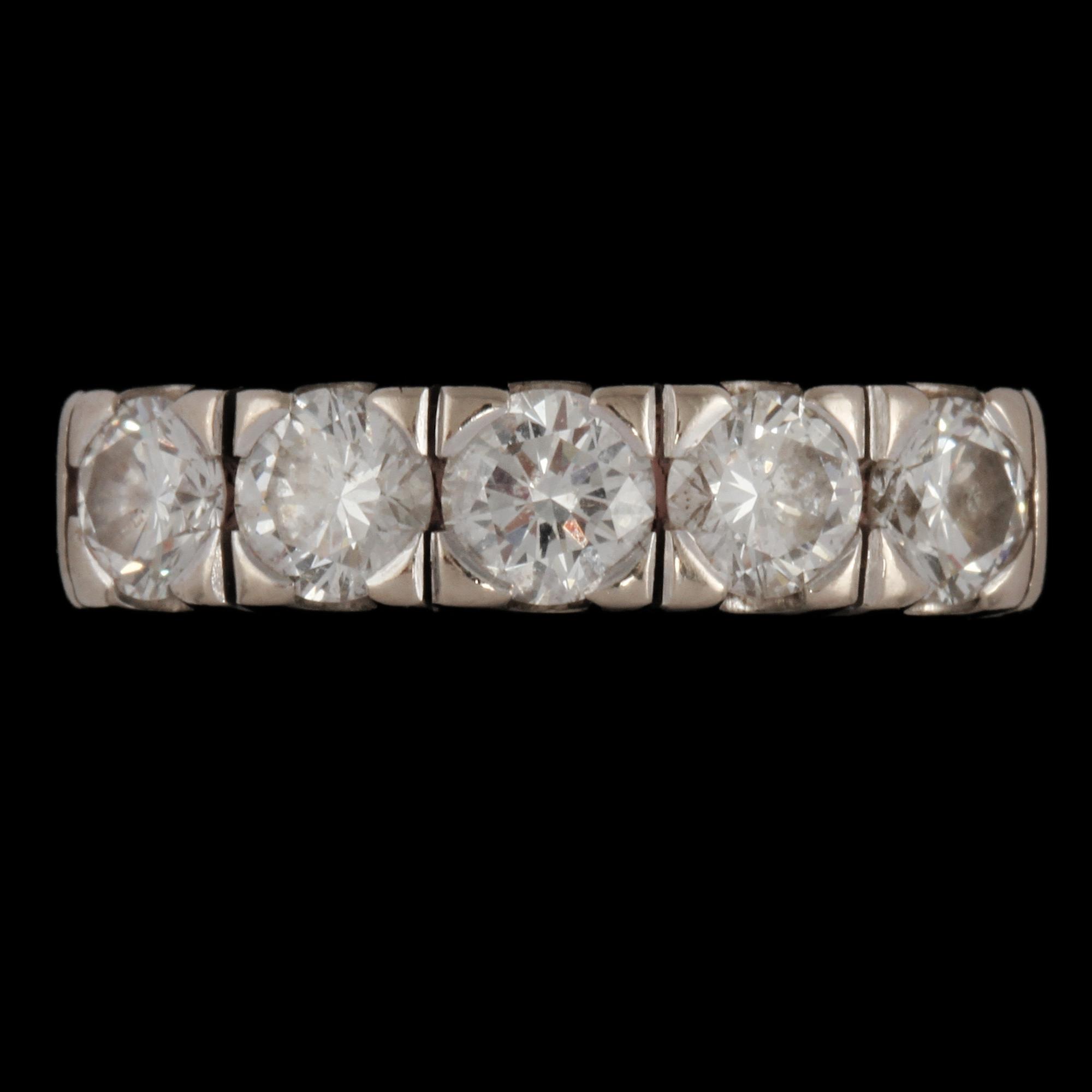 RING, 18k vitguld med 5 briljantslipade diamanter, tot 1.0 ct, Schalin, Östersund, 2000-tal. Vikt 5 g.