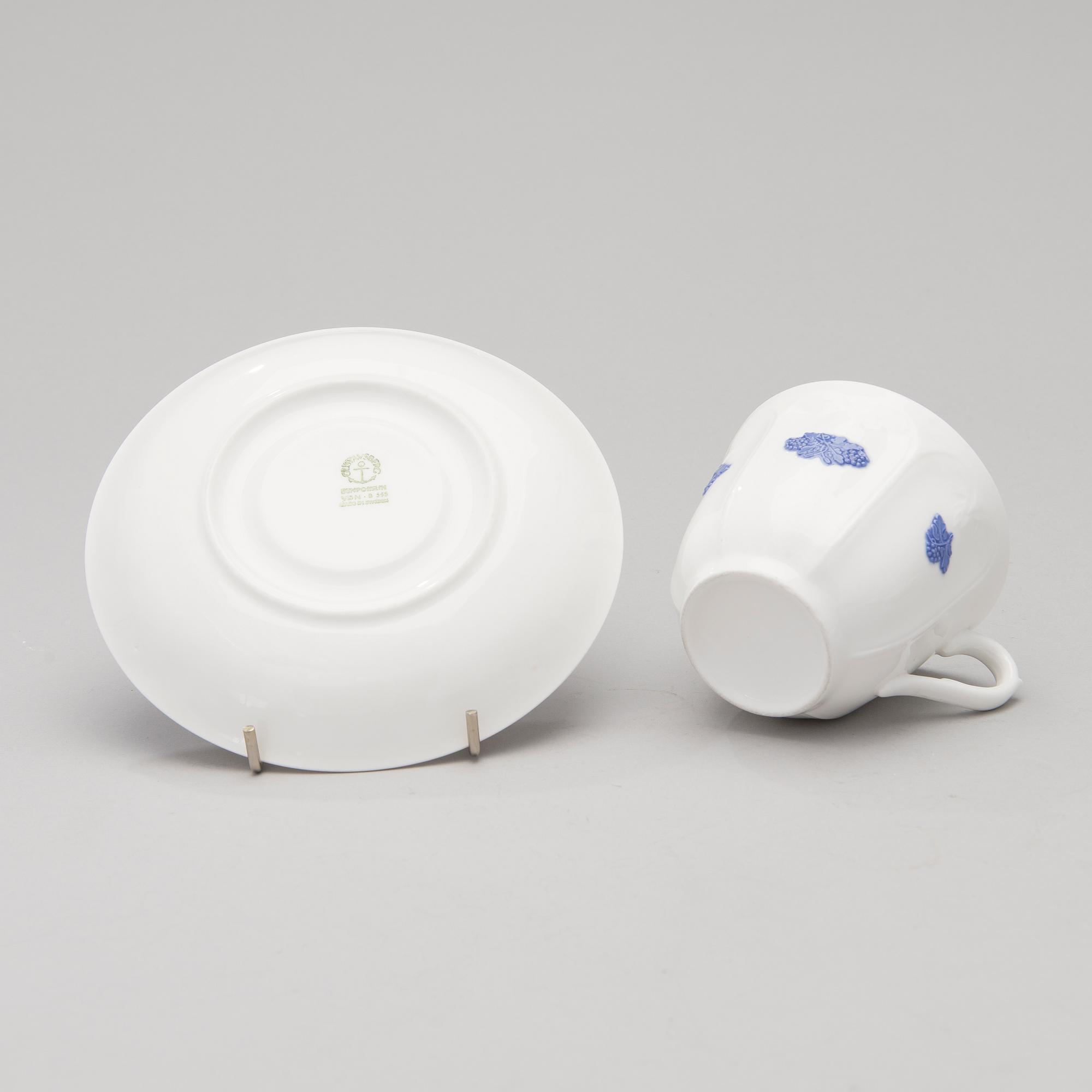A 43-piece porcelain dinnerware set, "Blå blom", Gustavsberg.