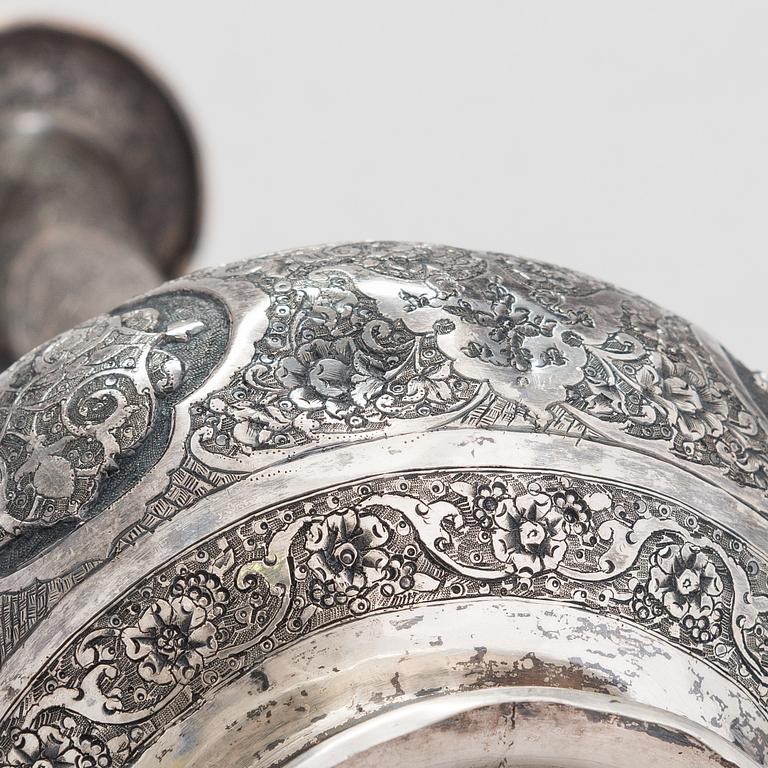 Karahvi ja jalallisia pikareita, 6 kpl, itämaista hopeaa, 1900-luvun alkupuoli.