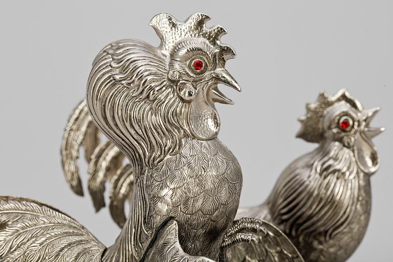 BORDSDEKORATIONER, ett par, vitmetall, 1900-tal.