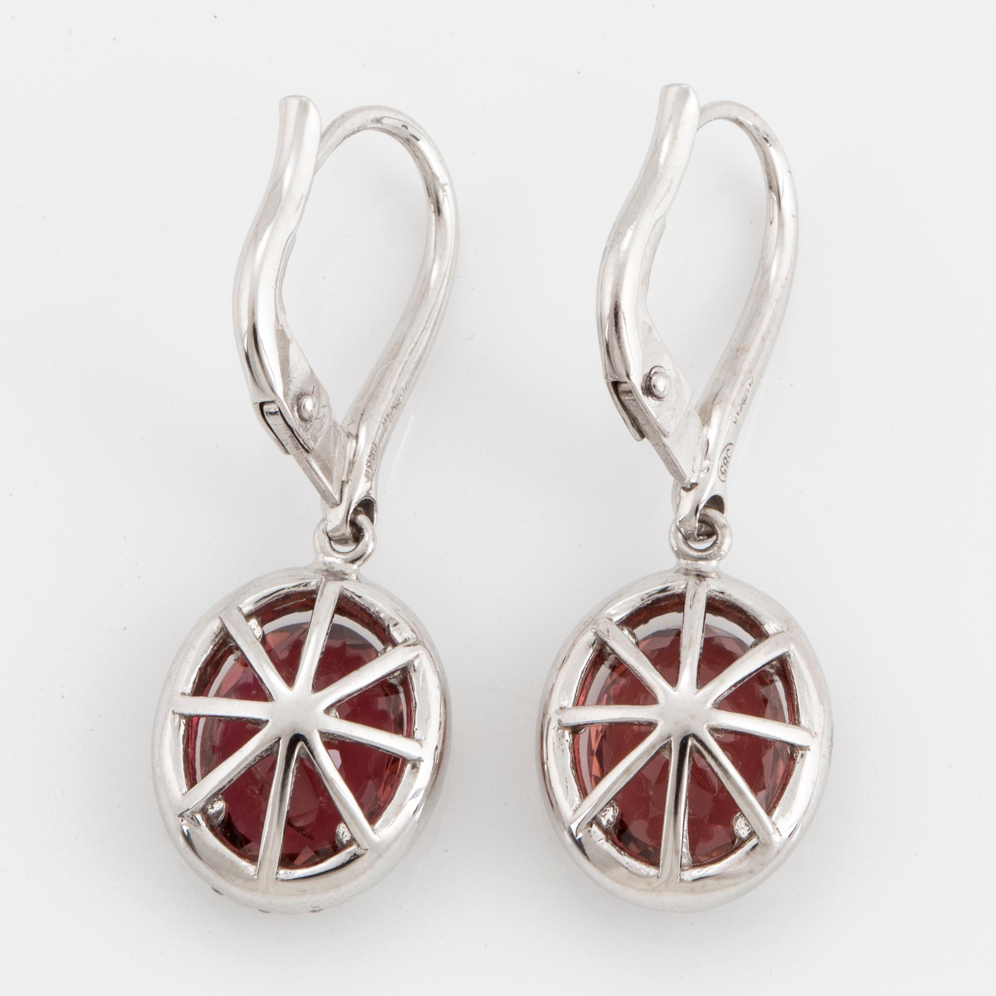 ÖRHÄNGEN, med ovala fasettslipade rosa turmaliner och briljantslipade diamanter.