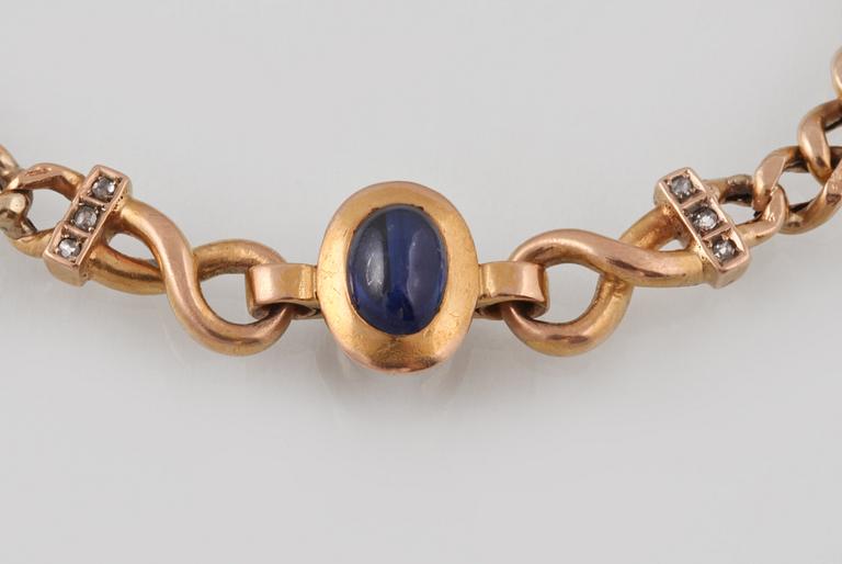 ARMBAND, 18K guld med 6 rosenslipade diamanter samt cabochonslipad blå safir, utländsk stämpel. Vikt 8,9 gram.