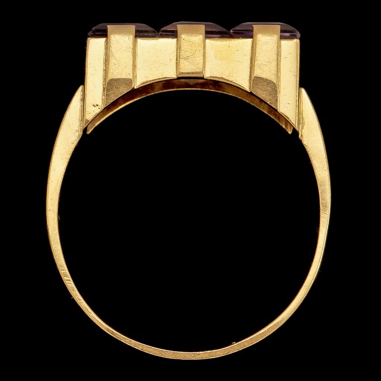 RING, 18k guld med 3 fasettslipade ametister, Stigbert, Stockholm, 1952. Vikt 3 g.