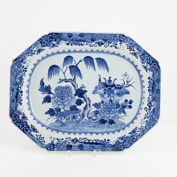 Stekfat, två stycken, kompaniporslin, Kina, Qingdynastin, Qianlong (1736-95).