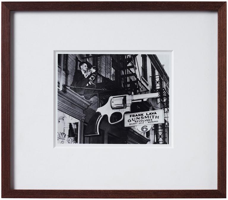 Weegee, "Shooting in front of my studio", ca 1939.