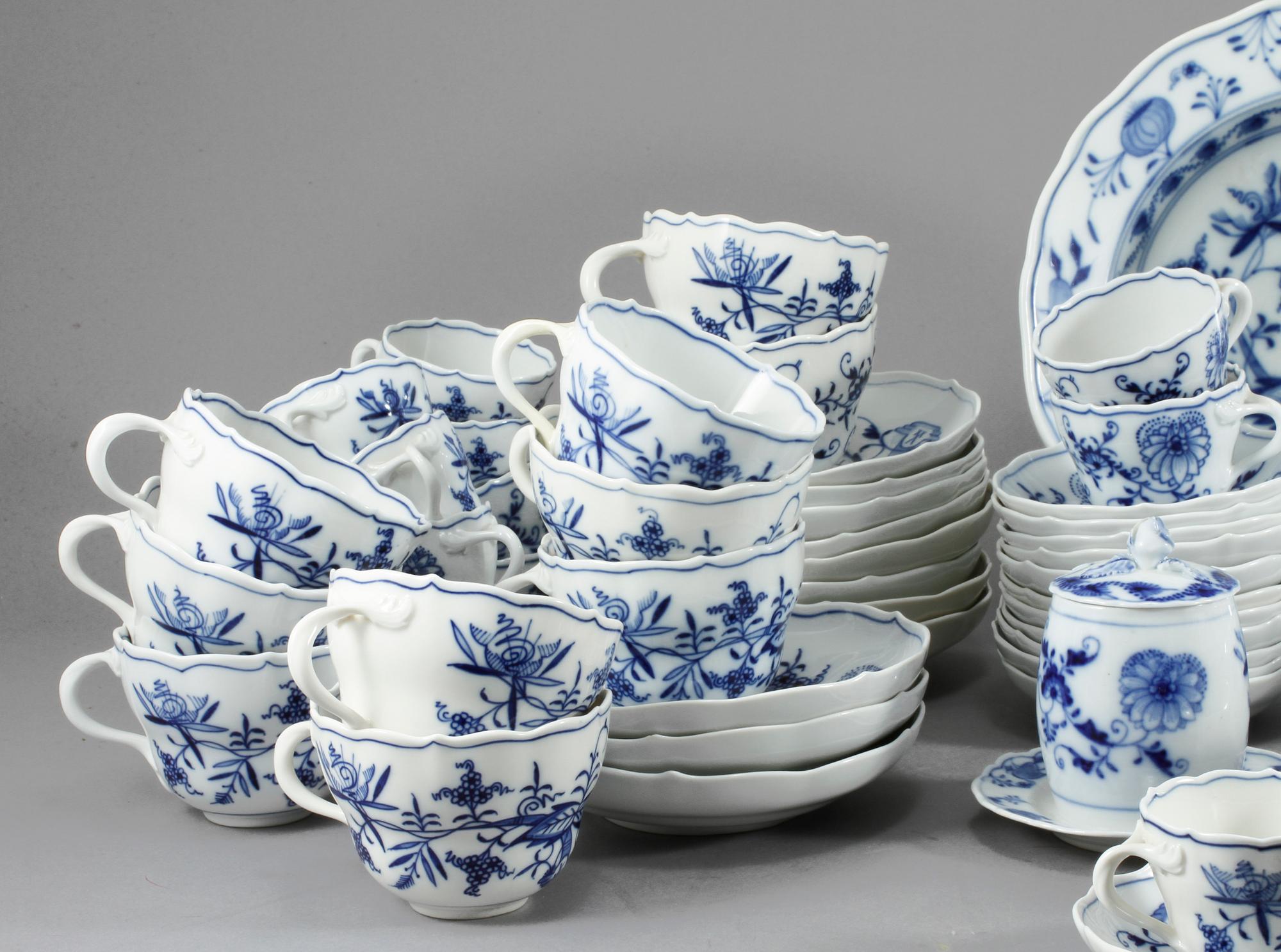 SERVISDELAR, 34 delar, porslin, "Lökmönstret", Meissen, 1900-talets andra hälft.