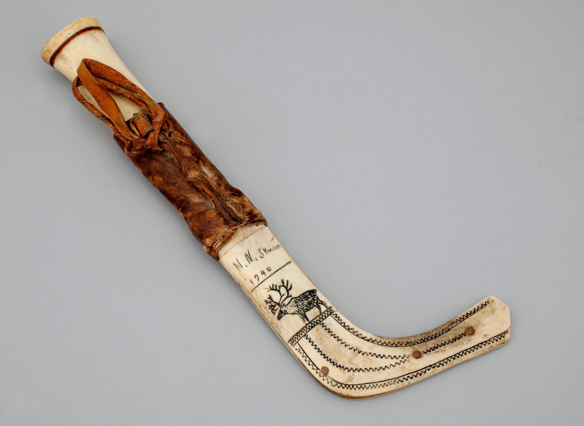 NILS NILSSON SKUM, kniv, ben. Sign o dat 1940.