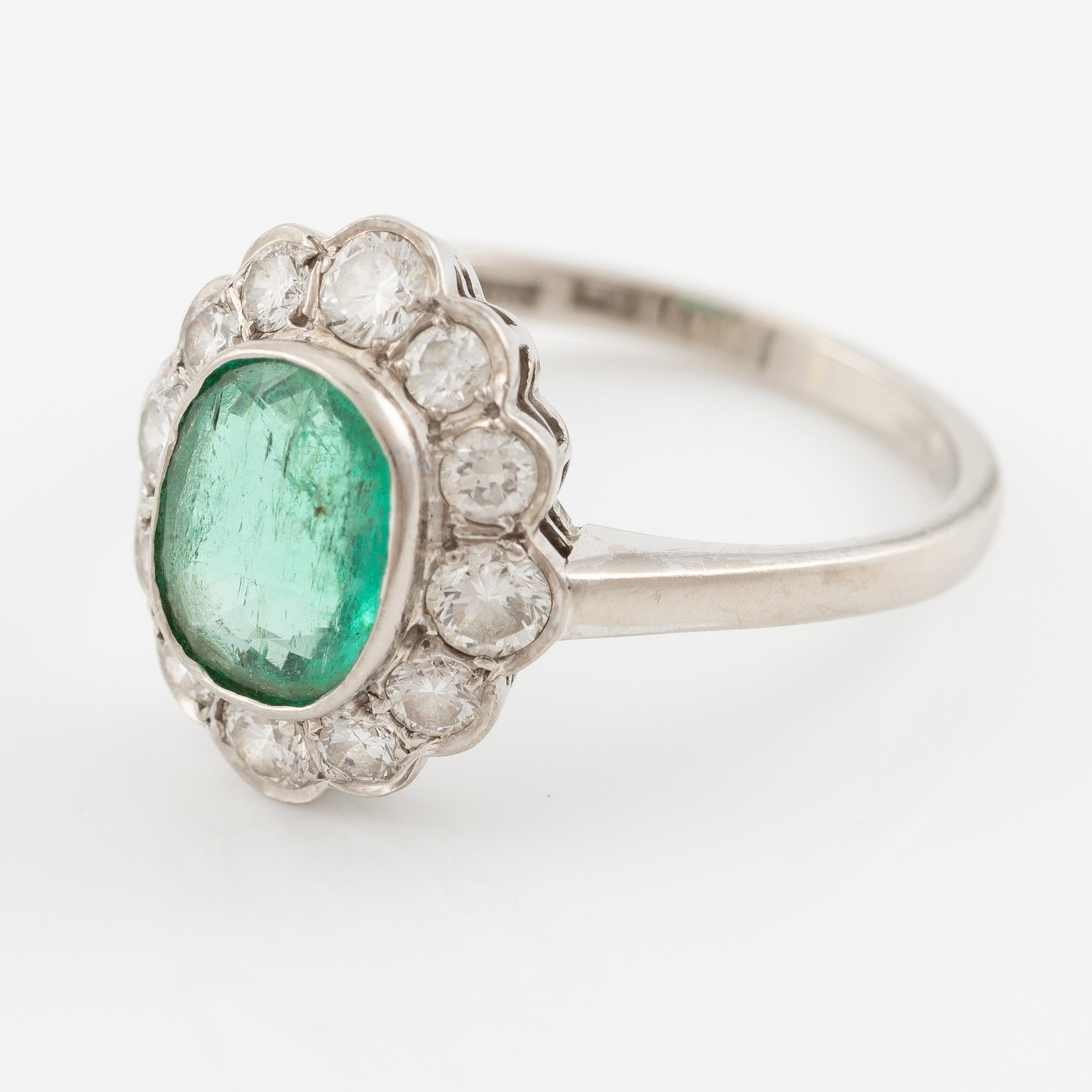 Ring 18K white gold with emerald and brilliant-cut diamonds.