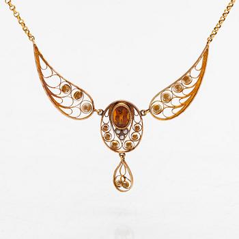 An 18K gold filigree necklace with seed pearls and a citrine, Stockholm 1910.