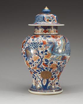 A 'Clobbered' jar with cover, Qing dynasty, Kangxi (1662-1722).