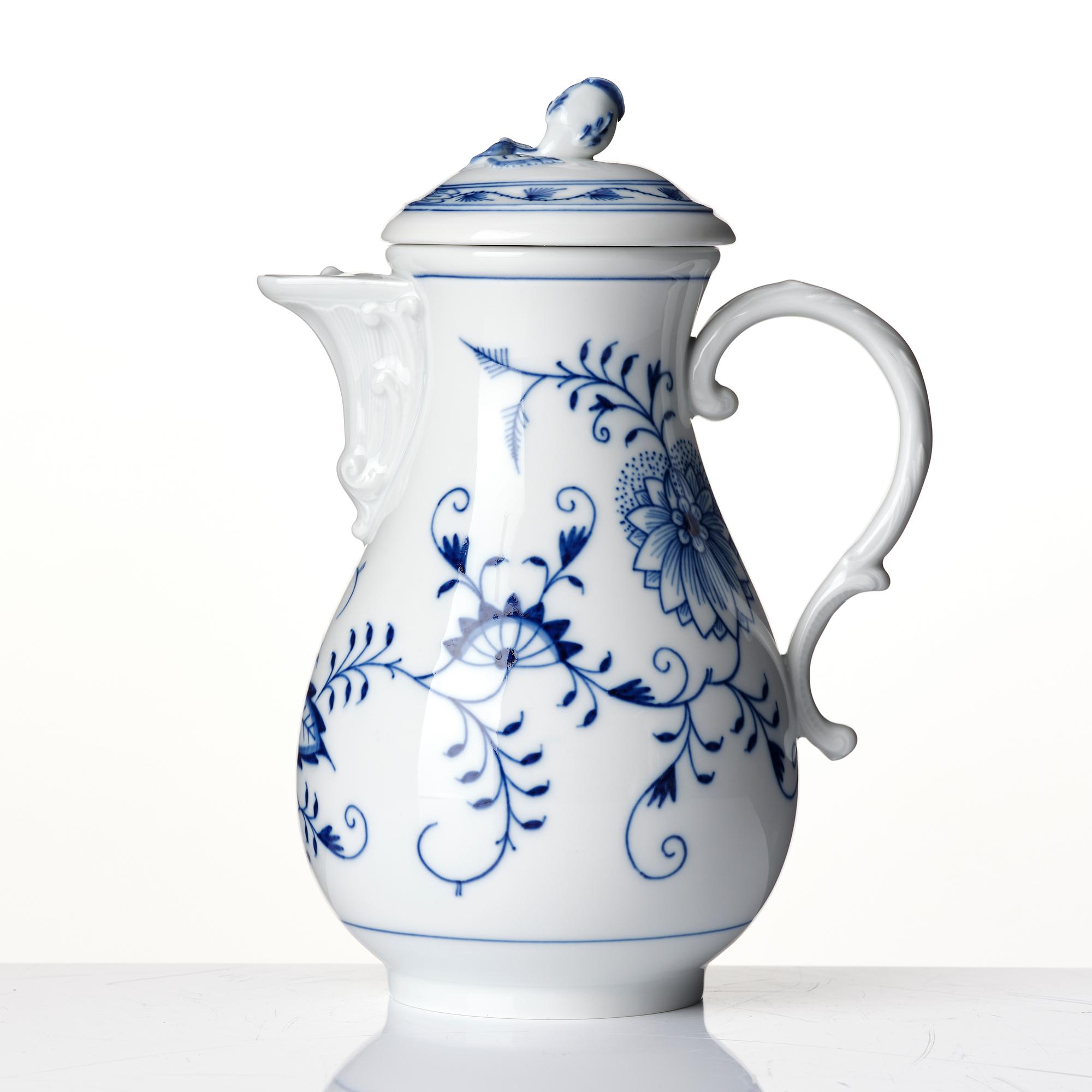 A coffeepot, sugarbowl, creamjug and a strainer, 'Zwiebelmuster', Meissen, Germany.